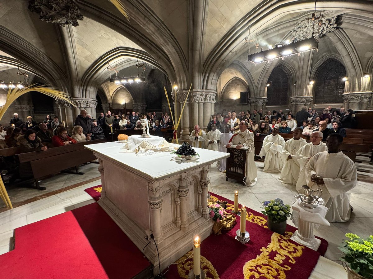 DiocesisVitoria's tweet photo. JUEVES SANTO ✝️  | Hoy todas las parroquias, tras la celebración de la Cena del Señor, acogerán el #Monumento, tiempo para adorar a Jesús en este día del amor fraterno y velar junto a Él. #JuevesSanto https://t.co/RBKrdYEb7C