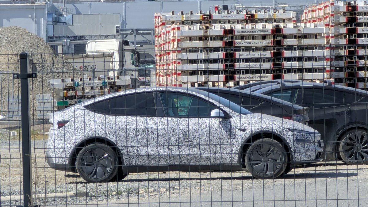 By the way, I also saw this Model Y at #GigaBerlin yesterday. Does anyone know why this is camouflaged?