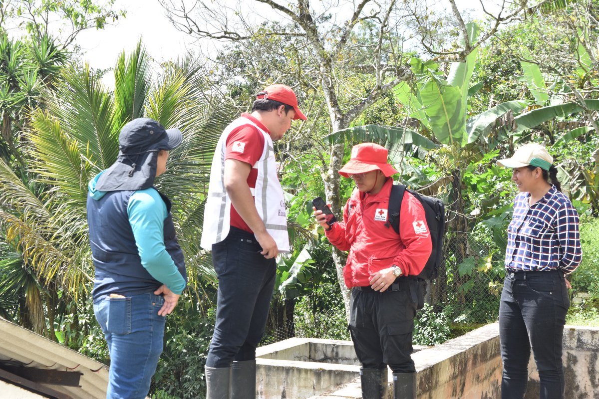 💧🚨 ¡Por el acceso al agua segura!

#CruzRojaLoja visitó Chaguarpamba 🏞️ para evaluar el terreno y analizar la calidad del agua 🧪, con miras a instalar una planta de potabilización💦.

Trabajo conjunto con la Junta Cantonal, GAD Municipal🏛️, @AmbienteEc 🌿, <a href="/ifrc/">IFRC</a> 🌍 y #DREF 🆘.