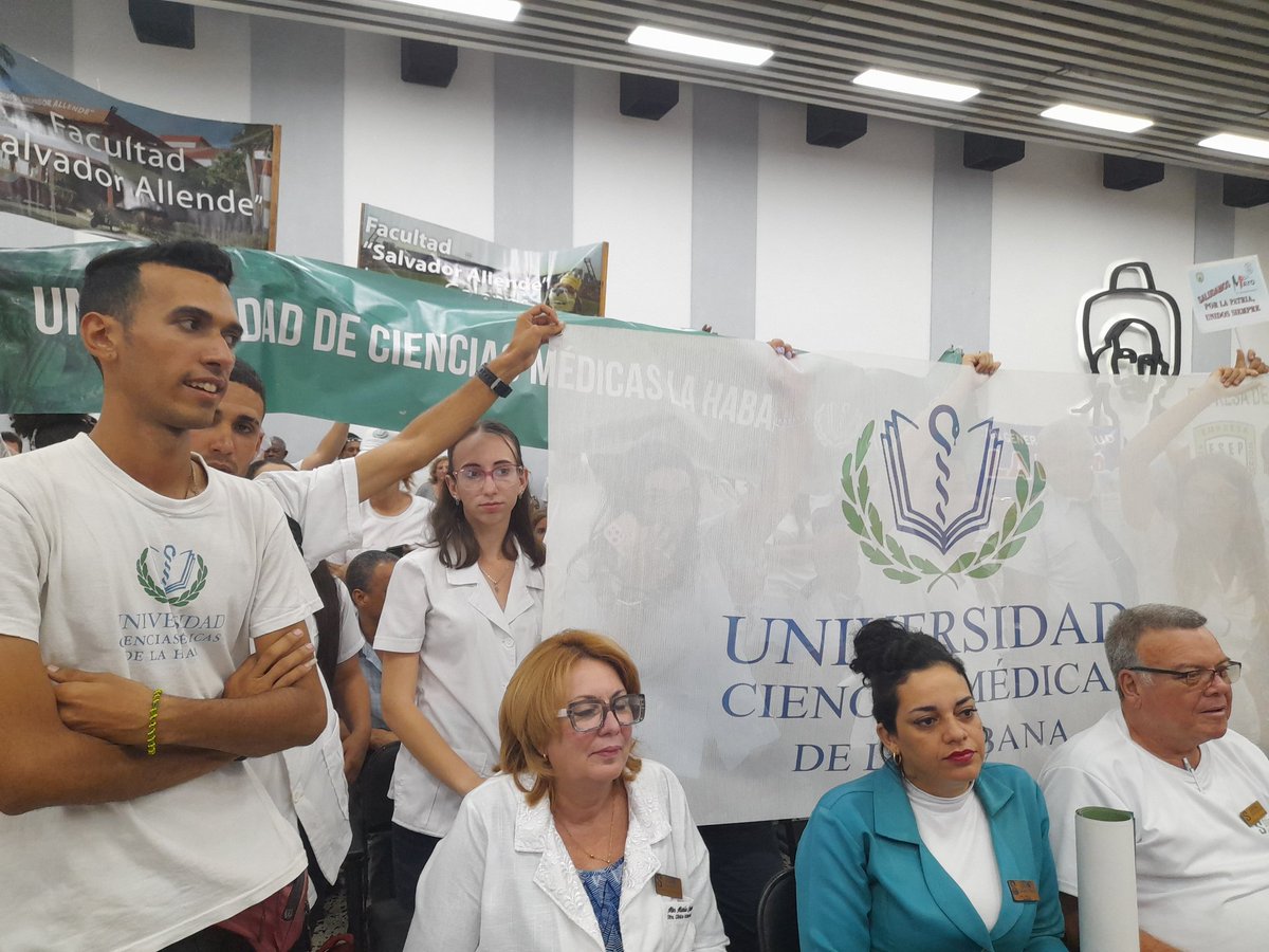 ⚕Presiden plenaria del sector de la Salud en La Habana en saludo al #1roDeMayo:
🇨🇺<a href="/japortalmiranda/">José Angel Portal Miranda</a>
🇨🇺<a href="/UlisesGuilarte/">Ulises Guilarte de Nacimiento</a>
🇨🇺<a href="/IzquierdoAlons1/">Livan Izquierdo Alonso</a>
🇨🇺<a href="/GonzalezBadia/">Santiago Badía Gonzalez</a>
🇨🇺<a href="/yero_rolando/">Rolando Yero</a>   
🩺Trabajadores y estudiantes del sector ratifican su compromiso a participar en la fiesta ploretaria.
🧵