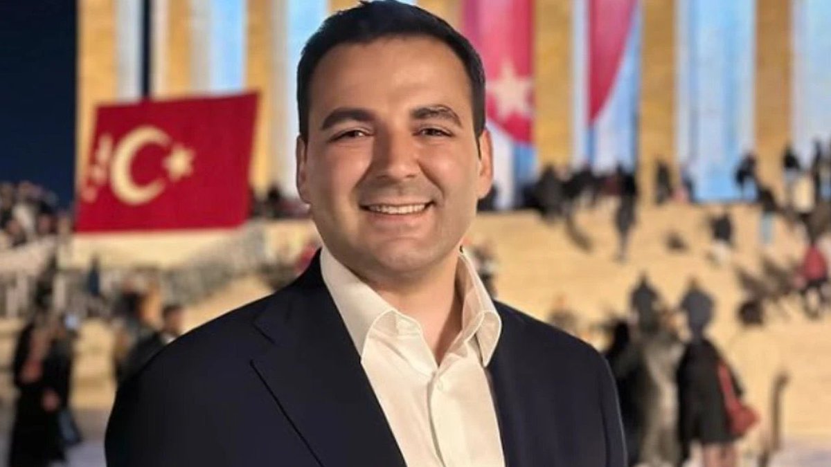 CHP Gençlik Kolları Başkanı Cem Aydın:

"Şişli'nin seçilmiş başkanı Resul Emrah Şahan'ı hapsedip Şişli Belediyesi'ne çöktükleri yetmedi, öğrencinin bursuna ve abonmanına çöküyorlar.

Biz, tek kardeşimizi bile bu harami düzene yedirmeyiz, gerekirse aramızda para toplar, o bursu