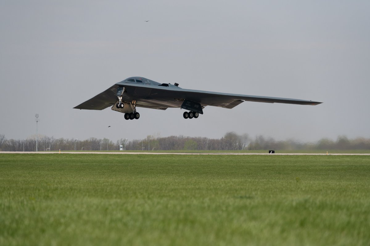 Whiteman_AFB's tweet image. B-2 Spirit stealth bombers perform training sorties from Whiteman Air Force Base, Missouri, April 16-17. The capability to deliver a variety of munitions and bypass sophisticated air defenses make the B-2 a powerful deterrent for any potential adversary.