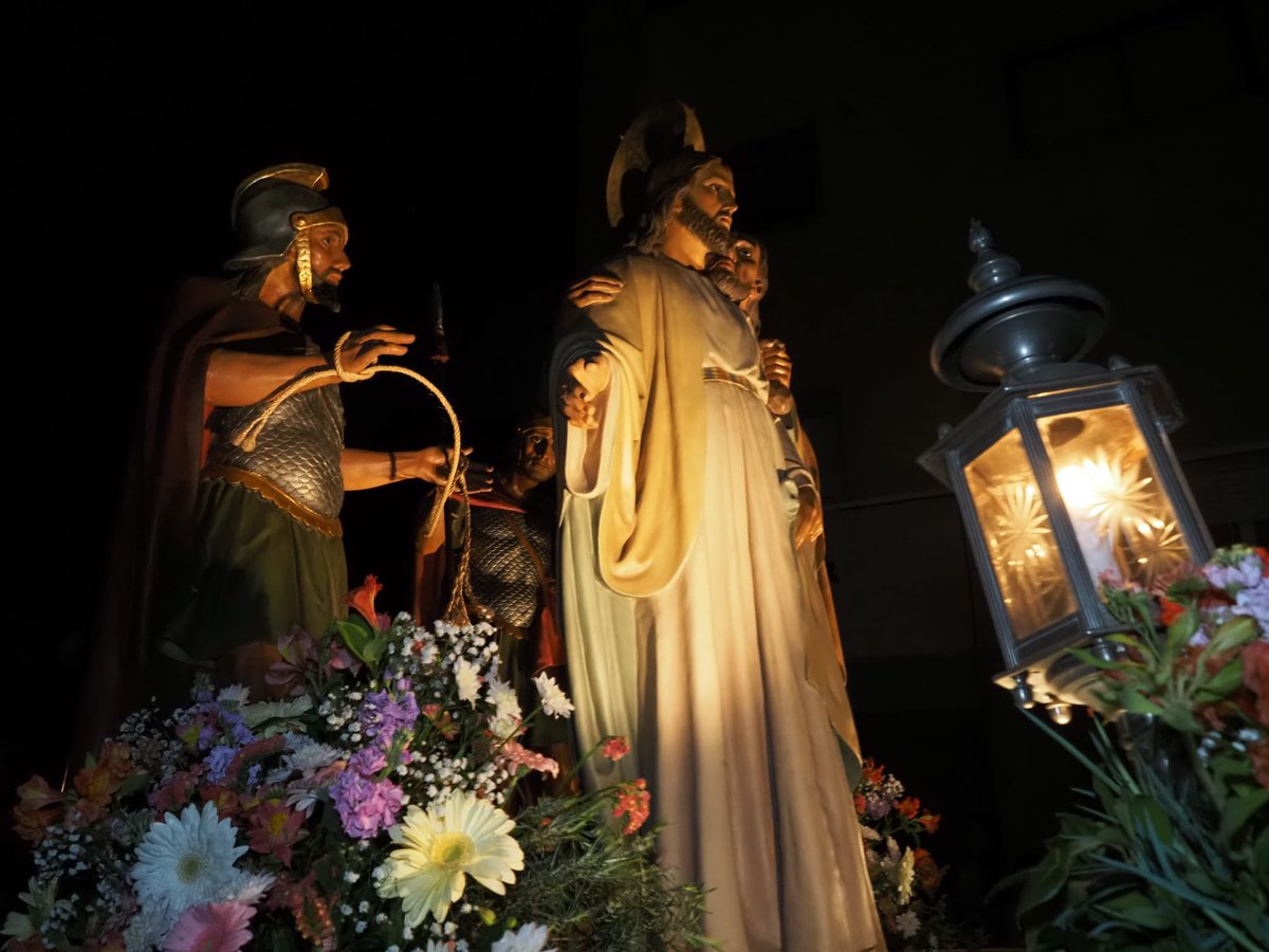 Dijous Sant a Badalona. La Processó del Silenci recorre, com cada any, els carrers de Dalt la Vila. Tradició, respecte i emoció en una de les cites més solemnes de la Setmana Santa badalonina. #Badalona 
📸<a href="/AlbertusEF/">Alberto Estebanez</a>