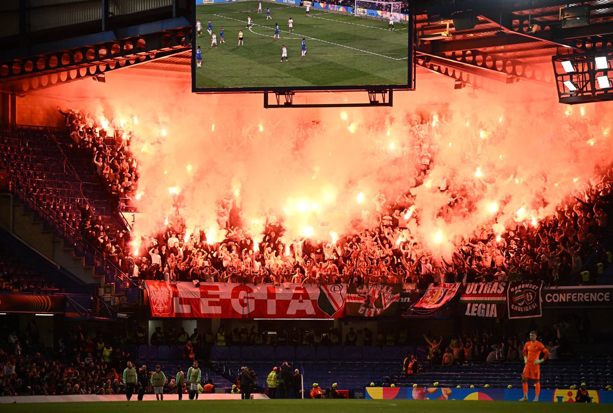 Football__Tweet's tweet image. Legia fans showing Chelsea how to create an atmosphere at Stamford Bridge. 📸