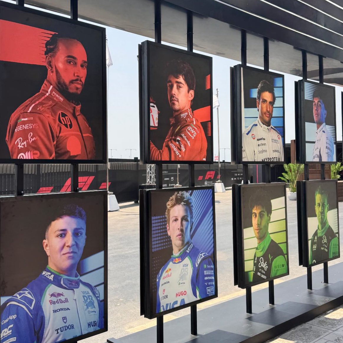 💚 | Bortoleto e alguns pilotos do grid em um painel em Jeddah.