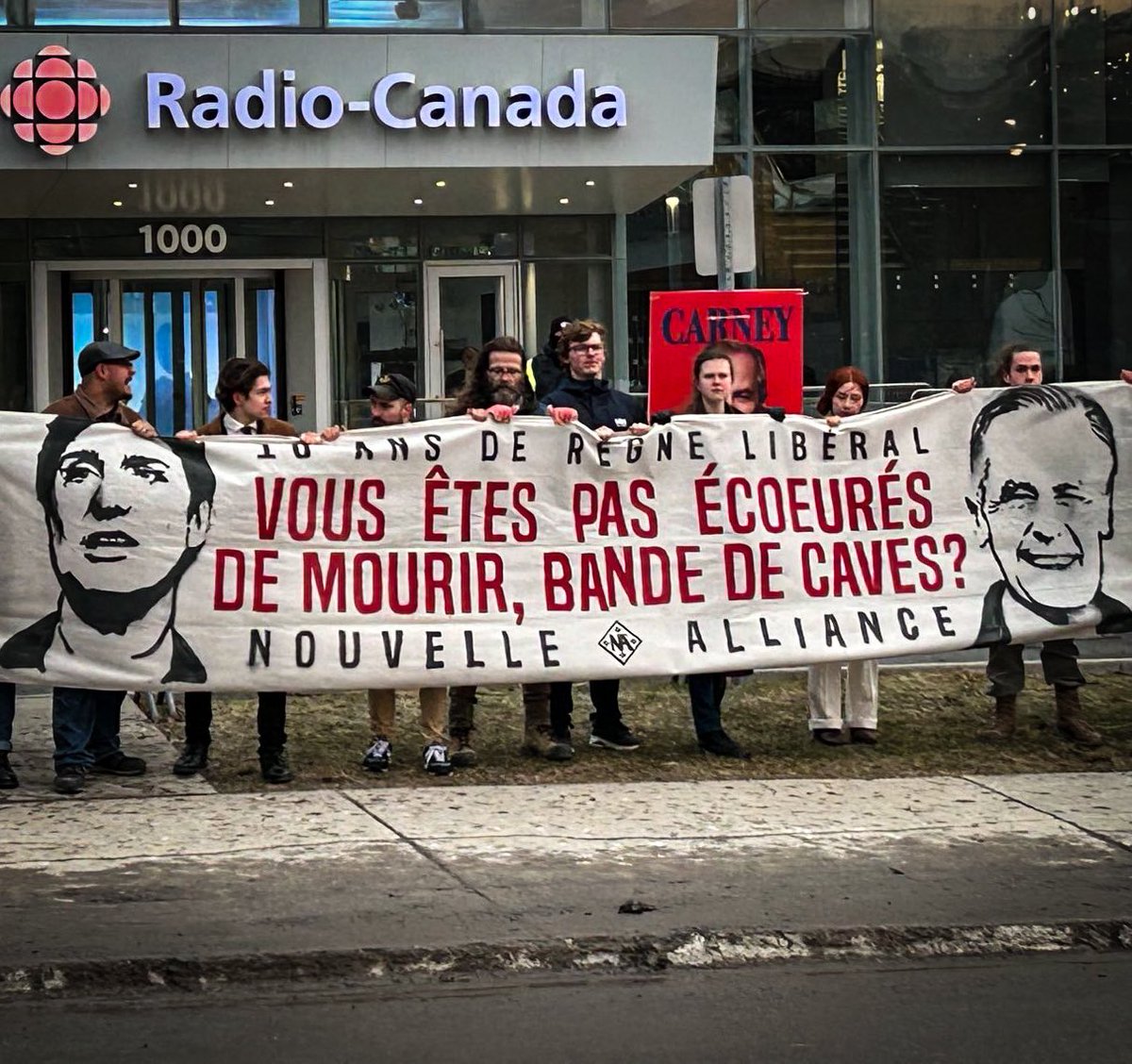 NvlleAlliance's tweet image. 🔥 DÉBAT DES CHEFS 2025 : VOUS ÊTES PAS ÉCŒURÉS DE MOURIR, BANDE DE CAVES?
📺 Hier soir, pendant qu’une partie du Québec regardait le débat des chefs, nos militants se sont rassemblés devant les bureaux de Radio-Canada pour reprendre les mots durs qu’avait eus le poète Claude…