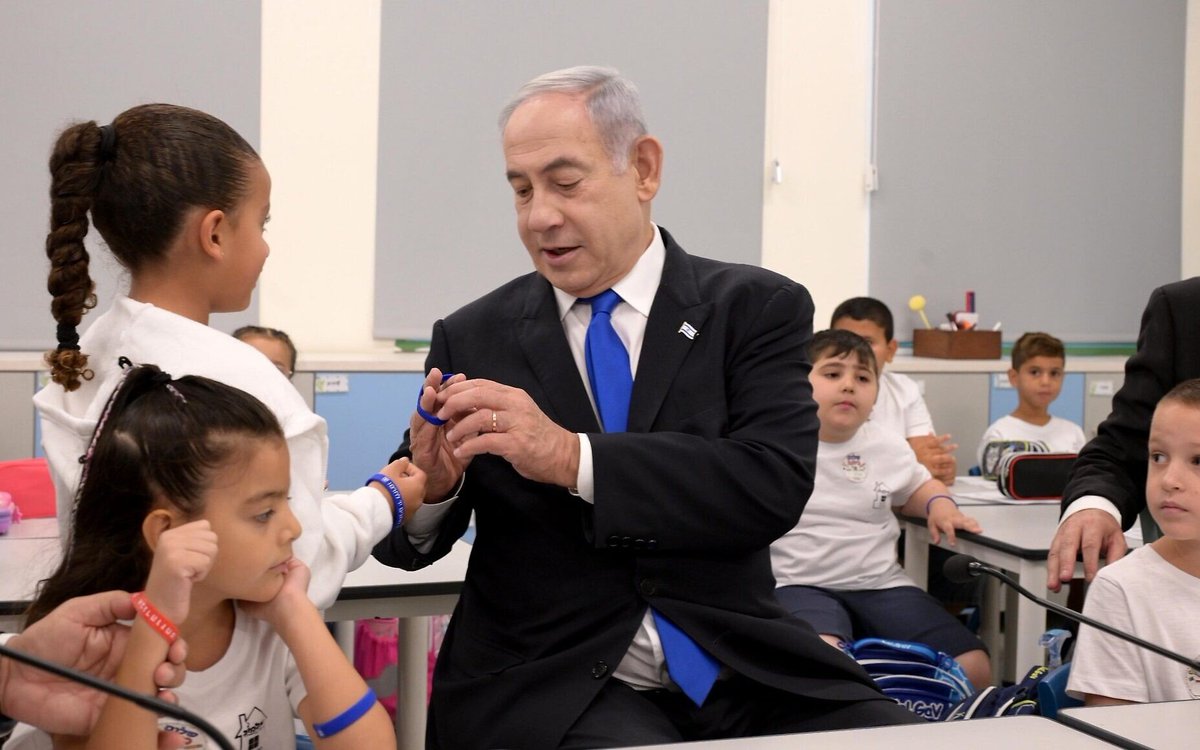 TheLeeek's tweet photo. American Students forced to Kneel and Worship Benjamin Netenyahu as Their Lord and Saviour.

Threats of Deportation to a Camp in El-Salvador so Good that Nobody Wants to Return, if Not Obliged. https://t.co/dDeL0iMgzR