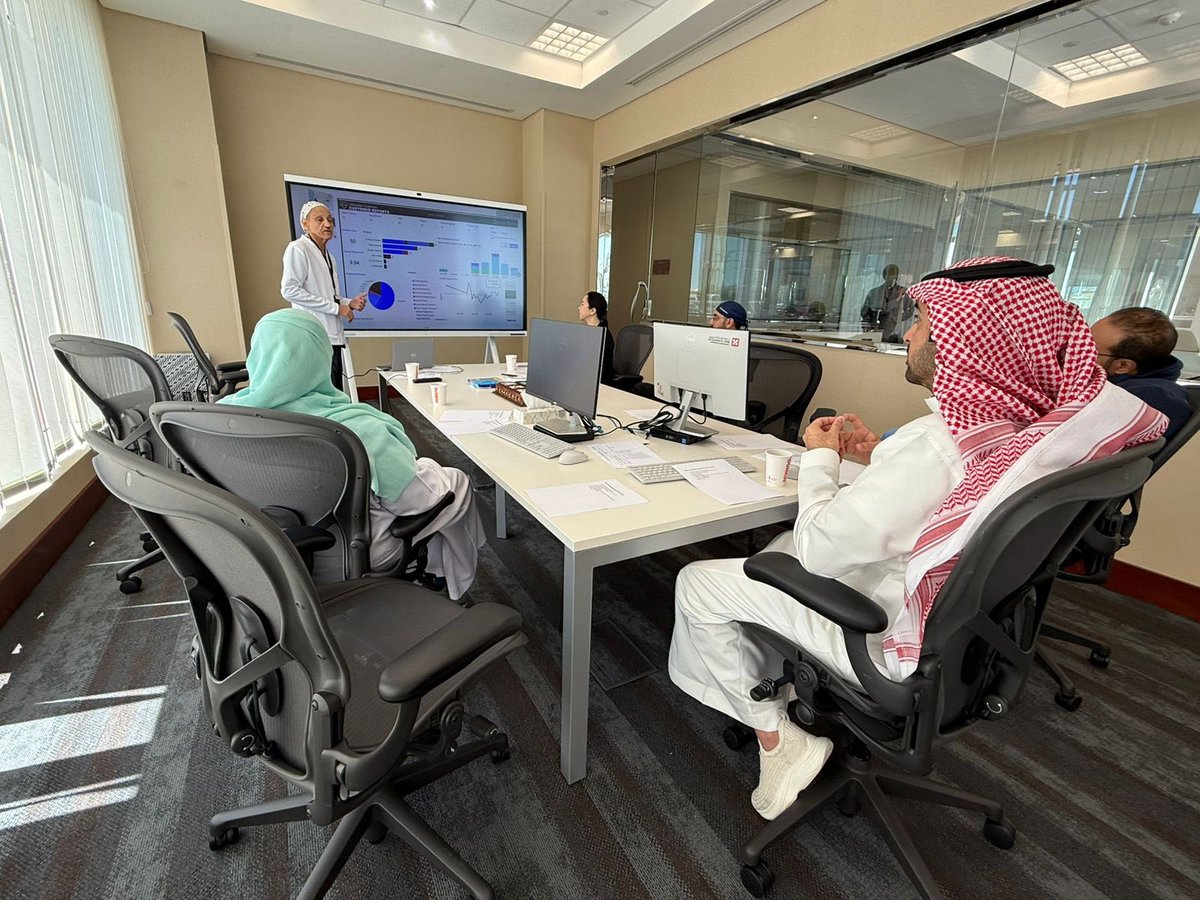 dr_Resini's tweet photo. Yesterday was a milestone date at Dr.Alhabib hospital jeddah were we celebrated case no. 50 of robotic cases with meditronic Hugo RAS @Medtronic system , thanks to administrative support @HMG and to our nurses and anaesthesia team https://t.co/SSmCmt4CiG