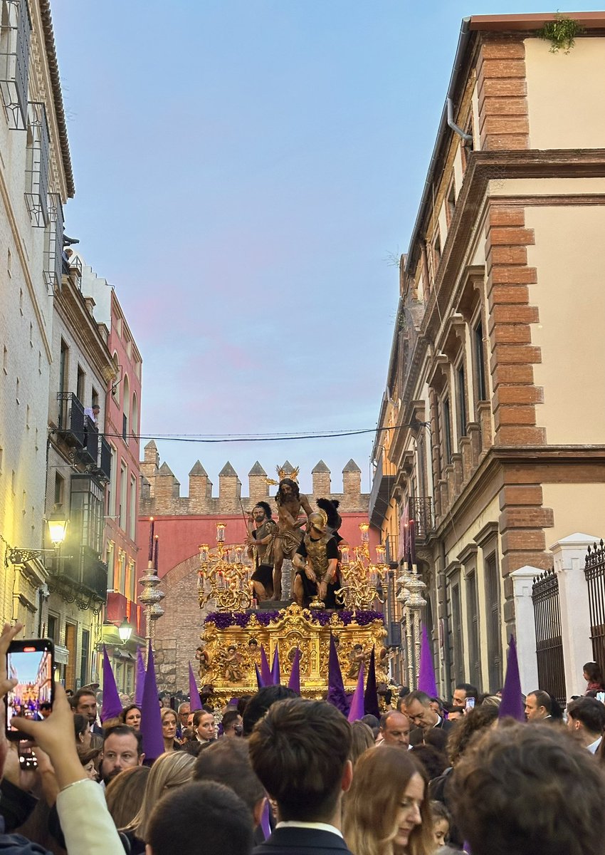 joseangelf20's tweet photo. No hay Jueves Santo sin cigarrera

#SemanaSanta2025 #SSantaSevABC #SSantaSevila25 https://t.co/NC8tnT7zwC
