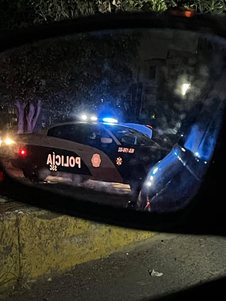 cuartodemillamx's tweet photo. Buenas mi Rick; te escribo una vez más, esta vez para comentarte una situación que se ha dado últimamente por las noches y para ver si es posible que lo publiques en la página para que la gente esté alerta.

Es la segunda vez que veo a estos cerdos de la sectorial parando a discreción vehículos en la lateral de la México - Toluca a la altura de Santa Fe (las dos veces que los he visto están del lado que sube a Toluca).
Esta vez, pude documentar que habían parado a un Chevrolet Cruze en el que venía una familia completa; me imagino que son foráneos y les están aplicando la “revisión de rutina” ya que el vehículo estaba detenido con las puertas abiertas y el conductor hablaba con uno de los oficiales (son dos puercos).
Te lo comento porque esta no es la primera vez que me los topo, la primera vez fue a un hombre joven que venía en un Audi Q2 (en el mismo lugar).

Estos hijos de puta están haciendo detenciones arbitrarias, sin orden judicial y siendo puercos sectoriales.

Te dejo imágenes de la patrulla que usan para asaltar a la gente. 
La placa es: MX-196-D2 
Del sector Santa Fe.