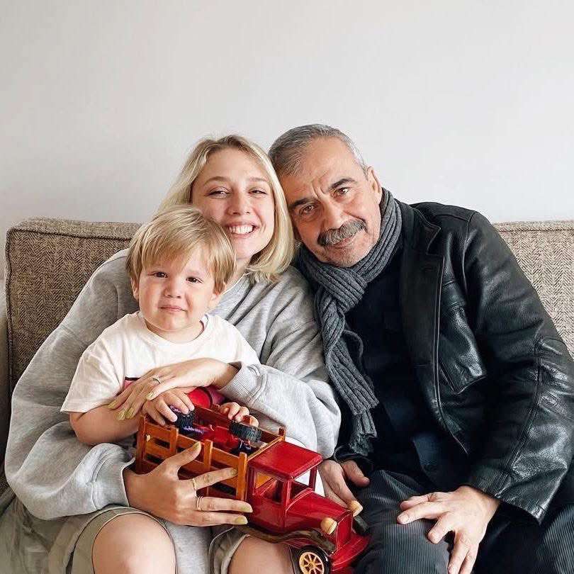 En iyi bildiğin şeyi yap ve diren baba. 
Benim için değilse torunun için. 
Senin ona anlatacaklarını ben anlatamam. 
Elime yüzüme bulaştırırım. 
Gecenin bir yarısı
 “Mavra yapalım mı?” diye mesaj at bana. 
Sen benden başka kaç kişinin daha babasısın direnmek zorundasın. Ömrümün