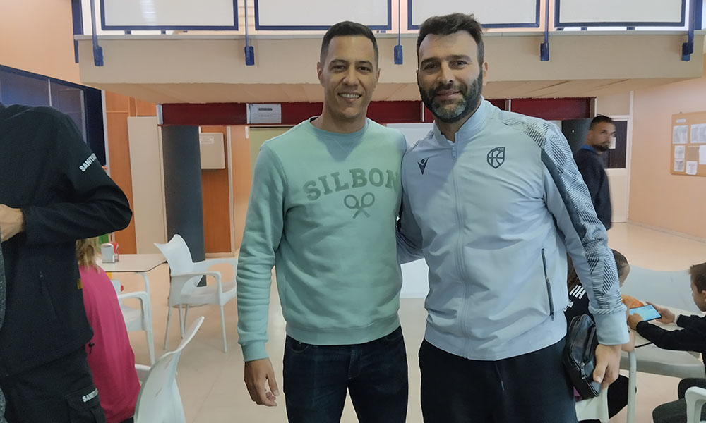 La isleña María del Cuvillo ganó su segundo oro con <a href="/FAB_Andaluza/">Federación Andaluza de Baloncesto</a>, los árbitros gaditanos de la ACB Joaquín García y Benjamín Jiménez, el jugador isleño del <a href="/unicajaCB/">UnicajaCB</a> junior Javier Ortega y el gran Fernando Romay, que hizo las delicias de todos.
deportedelaisla.com/2025-04-17/bal…