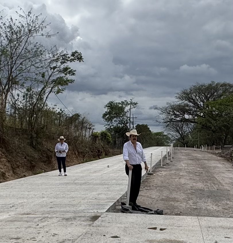En este día, fortalecidos por nuestra fe cristiana, también supervisamos junto al expresidente Manuel Zelaya el avance de más de 40 proyectos estratégicos de infraestructura en el departamento de Olancho. Estas obras incluyen carreteras, pavimentación, puentes, alcantarillado y