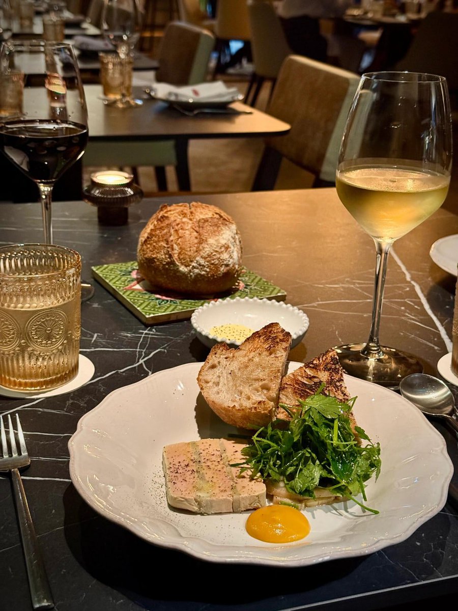 Gather around the table and celebrate the art of dining with delicious food. 🍽🥂