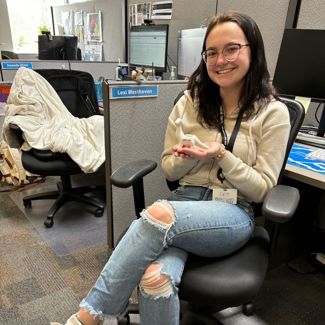 🦖 Today we celebrated National High Five Day with a dino-mite surprise. 🌿 🦖 High fives all around for these T-riffic desk buddies! 🙌 #hooplahighfive #midwesttape #nationalhighfiveday