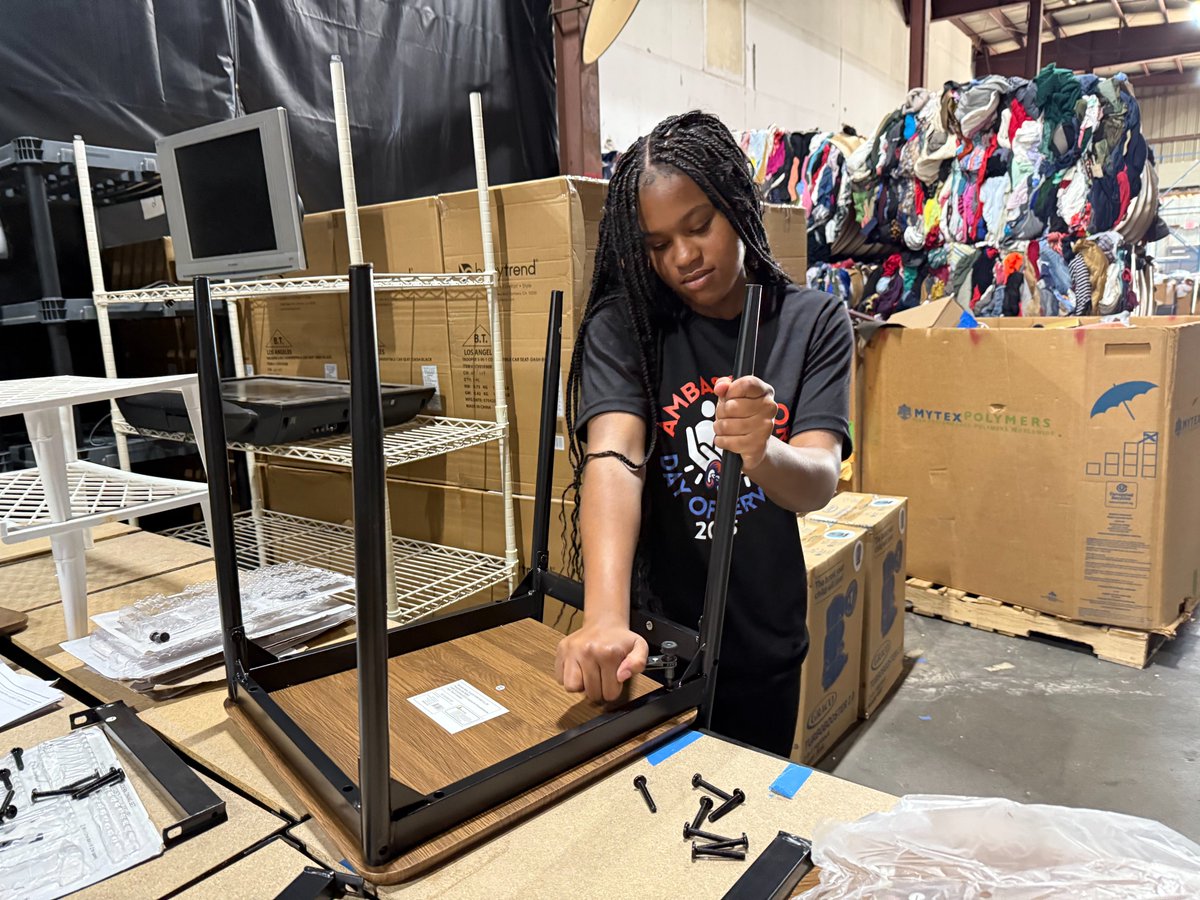 JCPS (@jcpsky) on Twitter photo 🌟 DAY OF SERVICE | More than 200 JCPS middle school student leaders stepped up to give back across Louisville today. <a href="/ExploreJCPS/">JCPS Explore Pathways</a> Ambassadors volunteered at 11 different organizations—making a real impact in our community.
👥 The largest group—70+ Explore Ambassadors from 🌟 DAY OF SERVICE | More than 200 JCPS middle school student leaders stepped up to give back across Louisville today. <a href="/ExploreJCPS/">JCPS Explore Pathways</a> Ambassadors volunteered at 11 different organizations—making a real impact in our community.
👥 The largest group—70+ Explore Ambassadors from