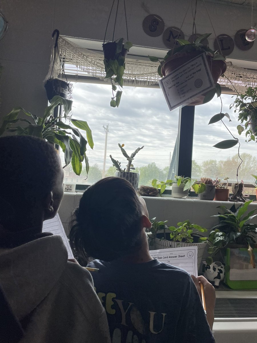 GraceLearning's tweet image. Idioms around the room!