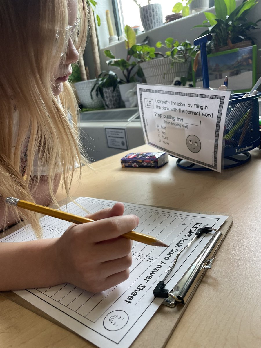 GraceLearning's tweet image. Idioms around the room!