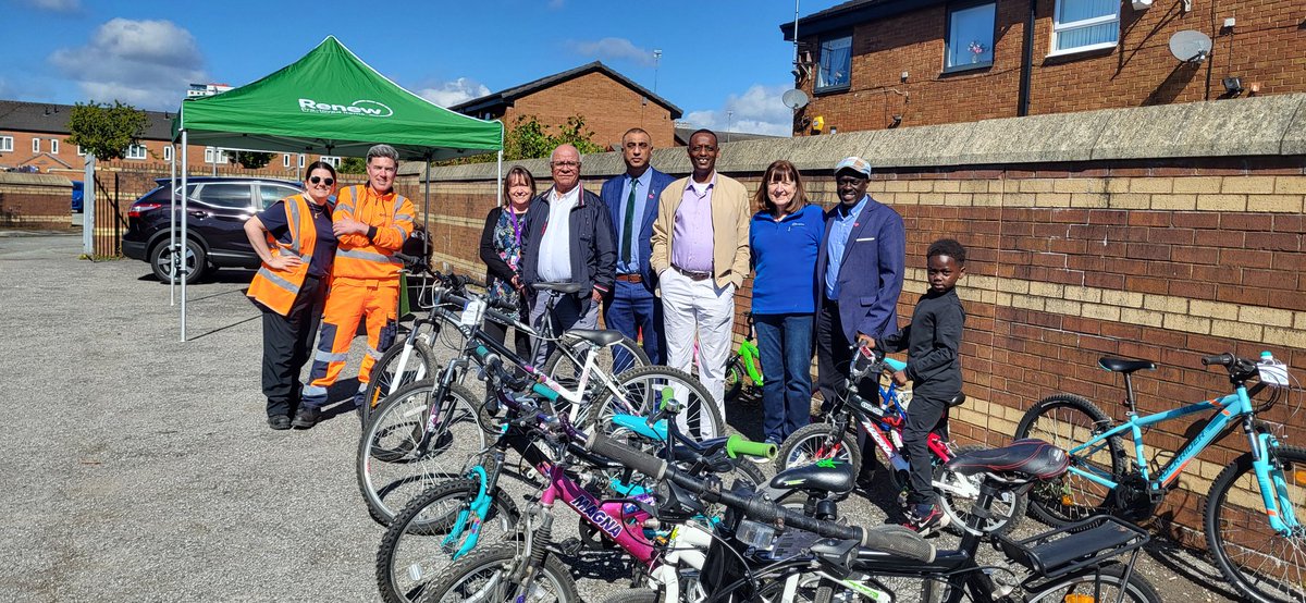 Thanks to <a href="/SalixHomes/">Salix Homes</a> and <a href="/TogetherHousing/">Together Housing</a> ,Suez and Recycling for Greater Manchester for their generous bike donations today to chikdren and parents.A brilliant partnership working to support those most in need,promote healthy lifestyles through cycling and recycling.