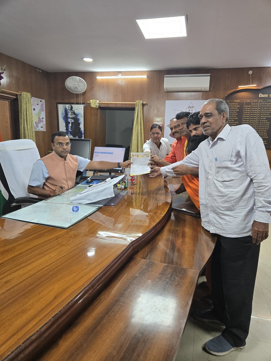 आज कोटा बूंदी लोकसभा के गौभक्तों ने गौ तस्करी में सरकार की मिलीभगत की जांच करने हेतु महामहिम राज्यपाल के नाम कोटा कलेक्टर को ज्ञापन सौंपकर गौमाता की सुरक्षा के लिए सरकार को चेताया।

यह पुनीत कार्य माननीय गौसांसद श्री मांगीलाल जी नागर के सानिध्य में सभी गौभक्तों ने किया।