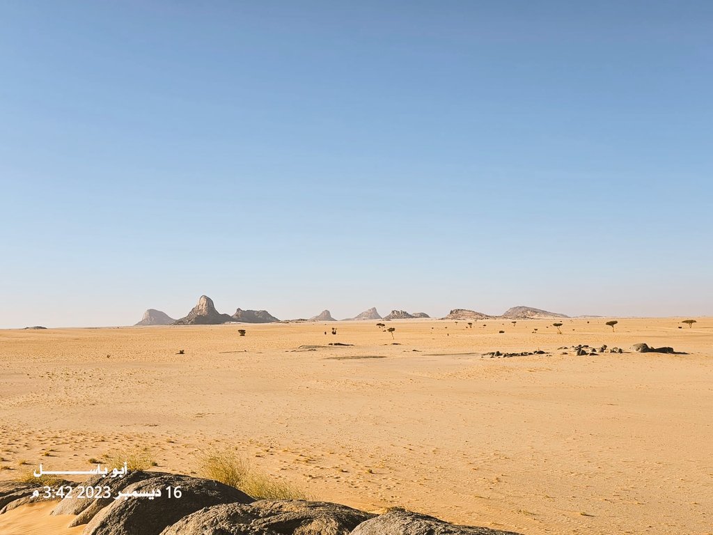 جاء في كتاب الأمالي #العرب تُسمي الشيء باسم الشيء إذا كان منه بسبب. وهضاب #بني_عقره شرق #بيشة من الوجهات السياحية  يقول:ابو العباس ثعلب
 عقر جمع عاقر وهو العظيم من الرمل
شُم طوال عقر يقول شاعرنا #ابن_جدلان يصف سحابة:
 تنشق في لبة الميثب كما شق ثوب 
ومن ام حيشه اليا خُطب لنفد عقره