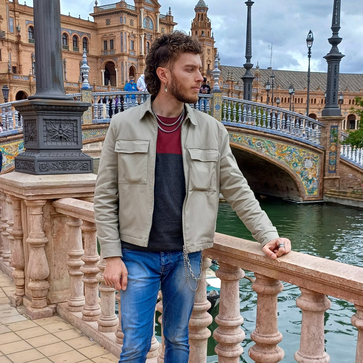 Volví al lugar que tanto amo. Pero al volver allí, no estaba intentando encontrar el lugar, sino el tiempo. Y el tiempo se fue contigo... 🧳💭