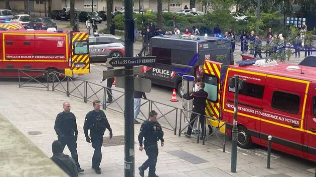 SECURITE A RENNES (VILLEJEAN) : FUSILLADE DE LA SEMAINE

Pendant que la maire et ses amis neo-frontistes se ridiculisent sur la liberté de la presse et la souveraineté industrielle, la ville de Rennes s'enfonce et la sécurité des rennais n'est plus assurée.

Jusqu'à quand ?