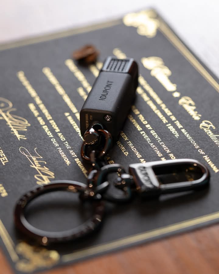 aficionadohub's tweet image. 🎯 Clean. Compact. Sharp.
The S.T. Dupont Double Puncher in black &amp;amp; gold brings power and finesse to every cut.

Punch like a pro. 😎

#STDupont #CigarTools
