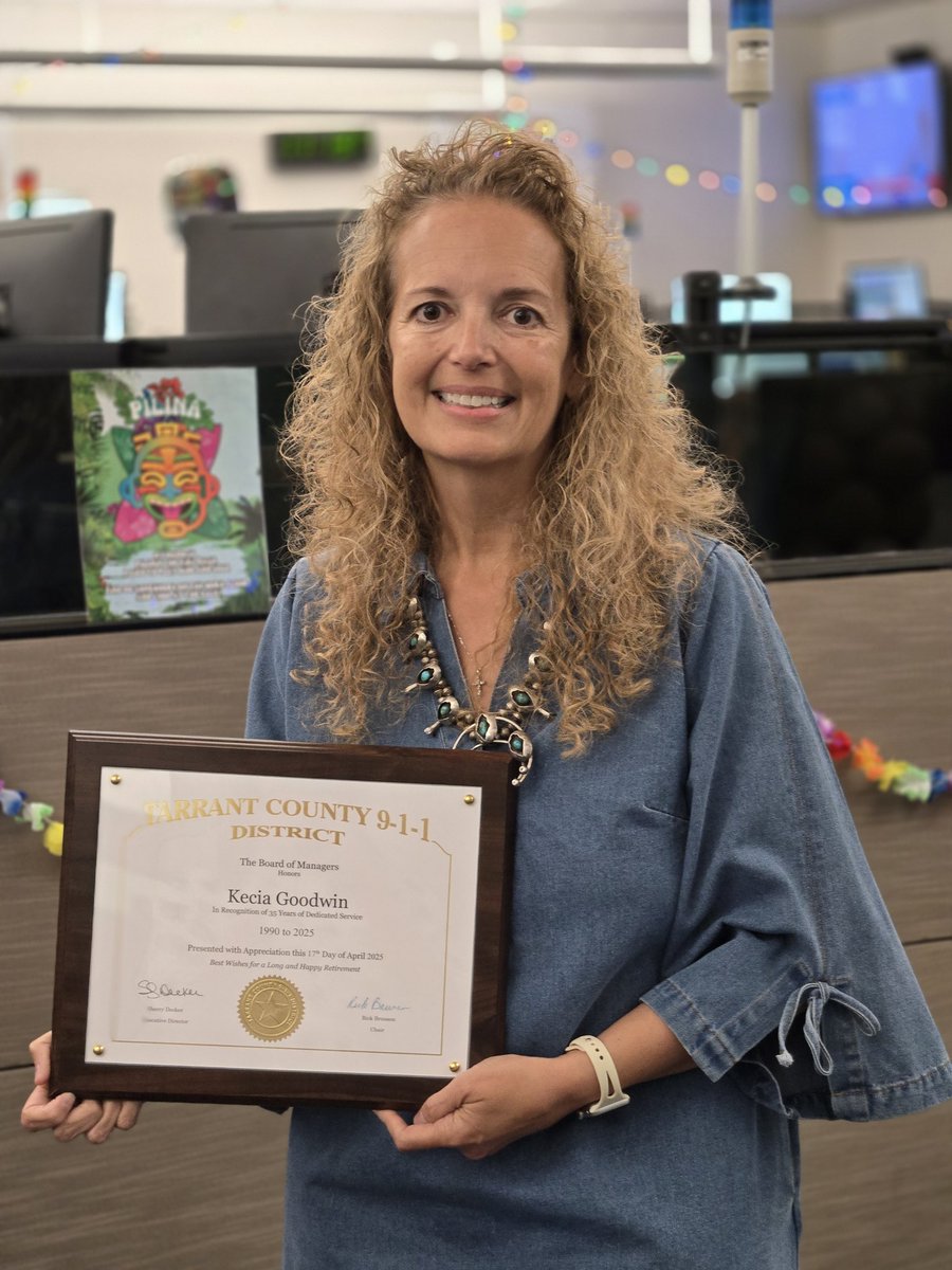 tarrant911dist's tweet image. 🎉 Honoring @fortworthpd 9-1-1 Headset Hero, Kecia Goodwin for an incredible 35 years of service! 🎊 Your passionate dedication has greatly benefited our community. Thank you, Kecia, for your unwavering commitment and kind spirit.  #911dispatcher #retirement #fortworth #celebrate