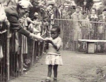 lebigh_official's tweet photo. 9. Uma menina congolesa em um “zoológico humano” na Feira Mundial de Bruxelas, na Bélgica, em 1958. https://t.co/ff0zen7WYP
