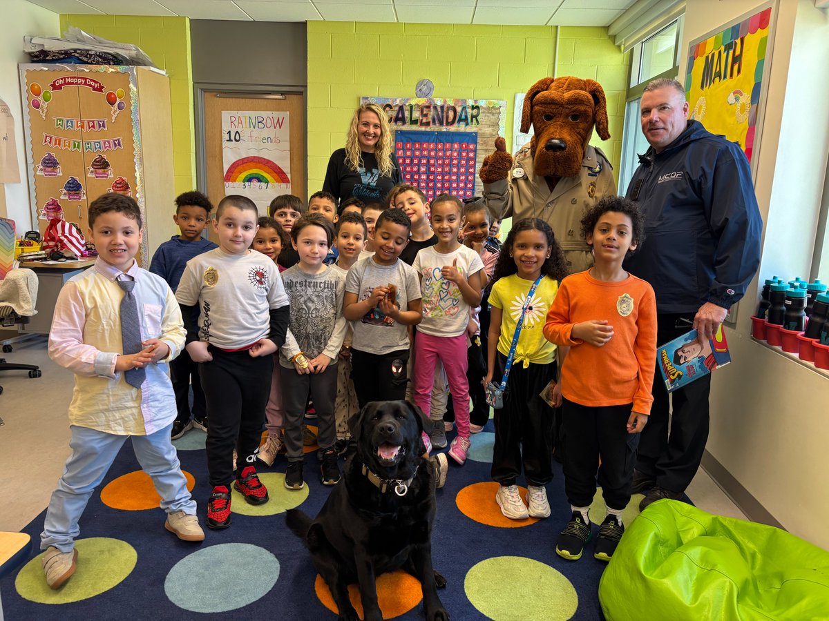 Mrs. Green's first-grade class had a special visit from McGruff the Crime Dog and Ella, Peabody's support dog! 🐾 Officer Ricci and Officer McGovern also stopped by to read to the class. A fun and memorable day at Welch Elementary! 📚🐶👮‍♂️
#TheWelchWay, #McGruff, #WelchWildcats