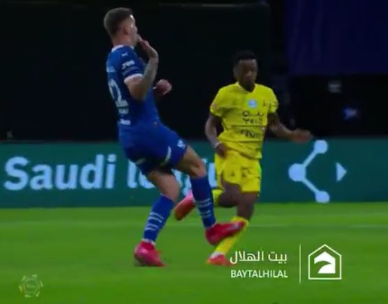 FH_MHY's tweet photo. 🚨🚨🚨🚨🚨🚨🚨🚨
صدق او لا تصدق ..
حكم مباراة #الهلال_الخليج لم يطرد سافيتش على هذه التدخل !
والكارثة والمصيبة أن حكام الفار لم يستدعونه لمتابعة اللقطة ..
لا تعليق بصراحة 🤷🏻‍♂️ https://t.co/n3fryXlZyG