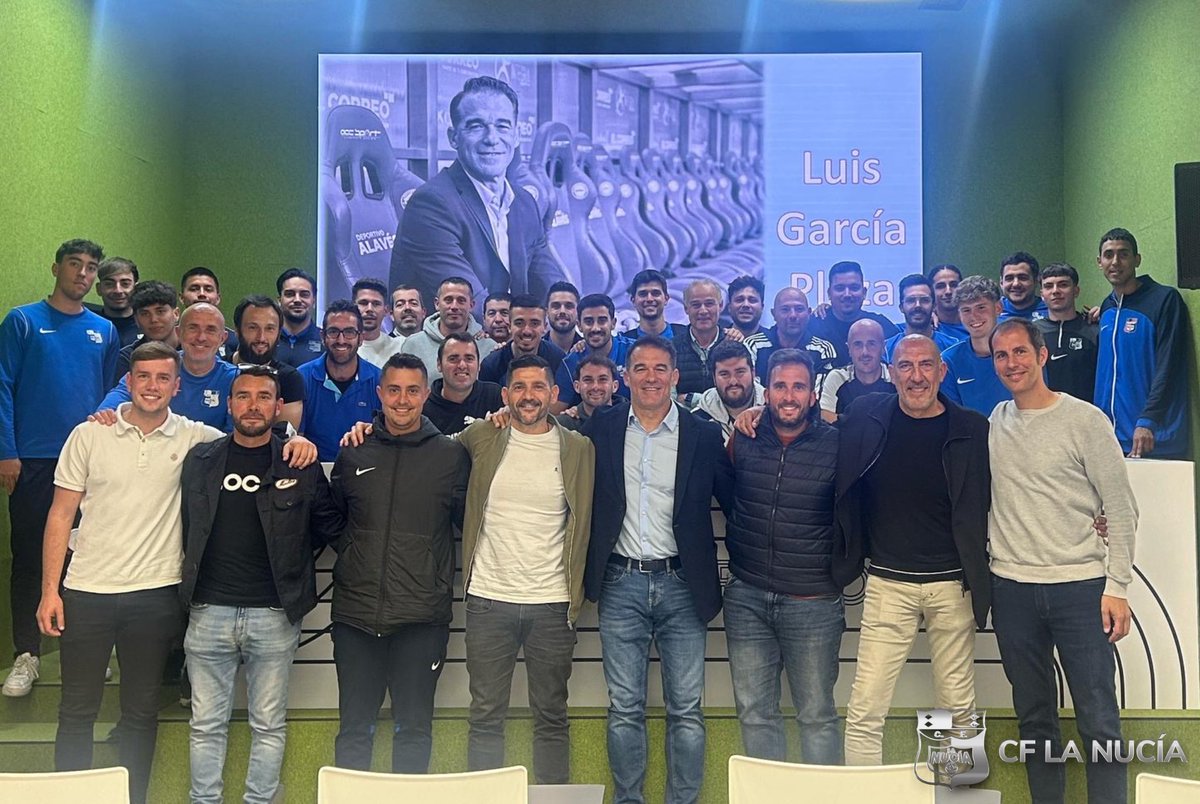 🔴🅒🅕🅛🅝🔴

𝗟𝗔 𝗔𝗖𝗔𝗗𝗘𝗠𝗜𝗔 | Ayer <a href="/LuisGarciaPlaza/">Luis Garcia Plaza</a> impartió una formación 🔝 a la #AcademiaCFLN. 🗣️

El mister habló sobre “cómo enfocar los entrenamientos en el fútbol base desde una visión profesional”. 👨‍🏫

ESPECTACULAR‼️

Muchas gracias. 😍

#LaNucíaCiudadDelDeporte