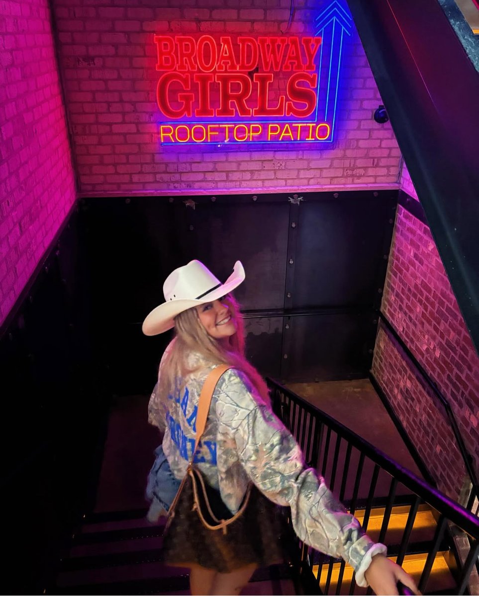 Broadway Girls 🤝 Neon Signs #MWThisBar #BroadwayGirls