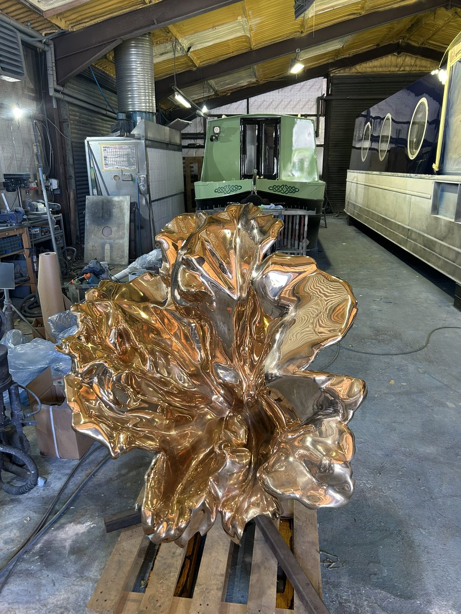 scott2gocourier's tweet photo. A gorgeous couple of sunny &amp; very busy days …

One particular job involved collecting this stunning Jill Berelowitz leaf sculpture was collected from the incredibly talented @MorrisSingerFou in #Lasham 

It was safely delivered to a boat painting company here this morning 😎 https://t.co/kObcy2eJTQ