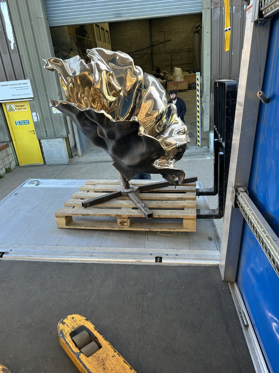 scott2gocourier's tweet photo. A gorgeous couple of sunny &amp; very busy days …

One particular job involved collecting this stunning Jill Berelowitz leaf sculpture was collected from the incredibly talented @MorrisSingerFou in #Lasham 

It was safely delivered to a boat painting company here this morning 😎 https://t.co/kObcy2eJTQ