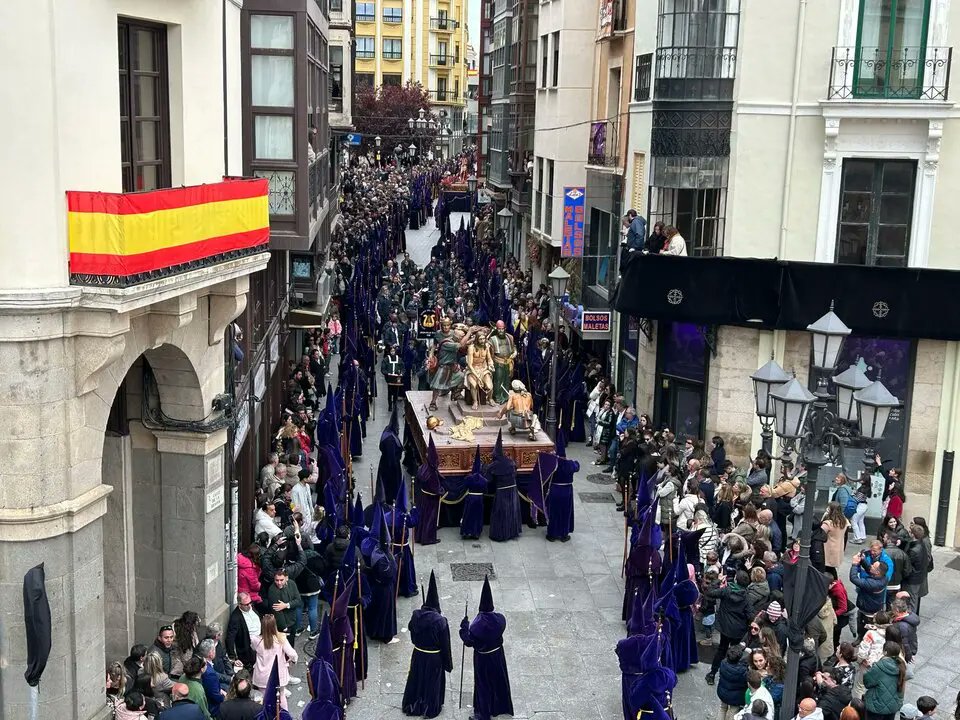 news_zamora's tweet photo. El terciopelo morado inunda las calles de Zamora rendida a la Vera Cruz
https://t.co/GAumjWSSB2 https://t.co/2jFSza1o3p