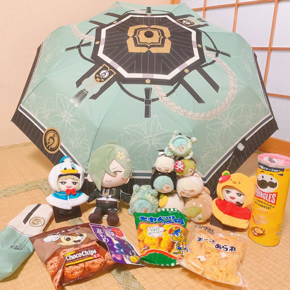 湊氏が最高のお誕生日プレゼントくれたので見てください　箱開けた時ぬいのお洋服とお菓子しか見えなかったので奥底から膝丸の折りたたみ傘出てきた時は流石に5センチ浮きました　今年の梅雨はこちらの膝丸傘を使わせていただくので実質梅雨なんて無いようなものです　ありがとう！！！！！！！！！！