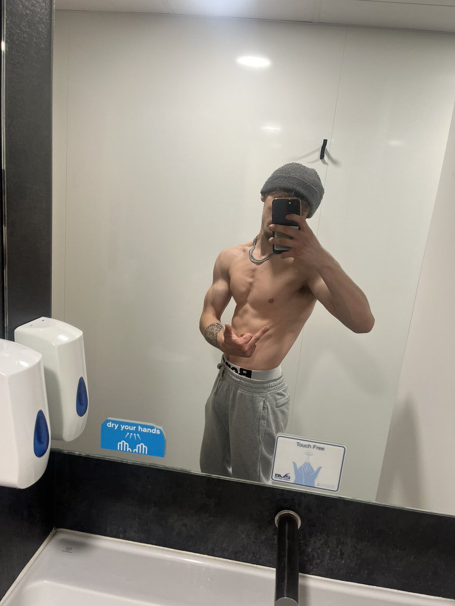ajmaster1366495's tweet photo. DMs are open now😈💷
Sweaty from the gym who wants to be the first pig to serve the master? https://t.co/H6oP6n6AP2