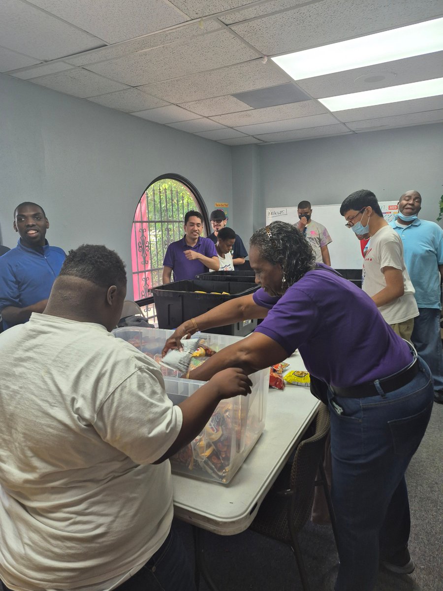 theheartprogram's tweet image. Trainees worked hard on our vending prep this morning! 
#TeamWork 
#VendingMachine 
#VendingPrep 
#SnackTime