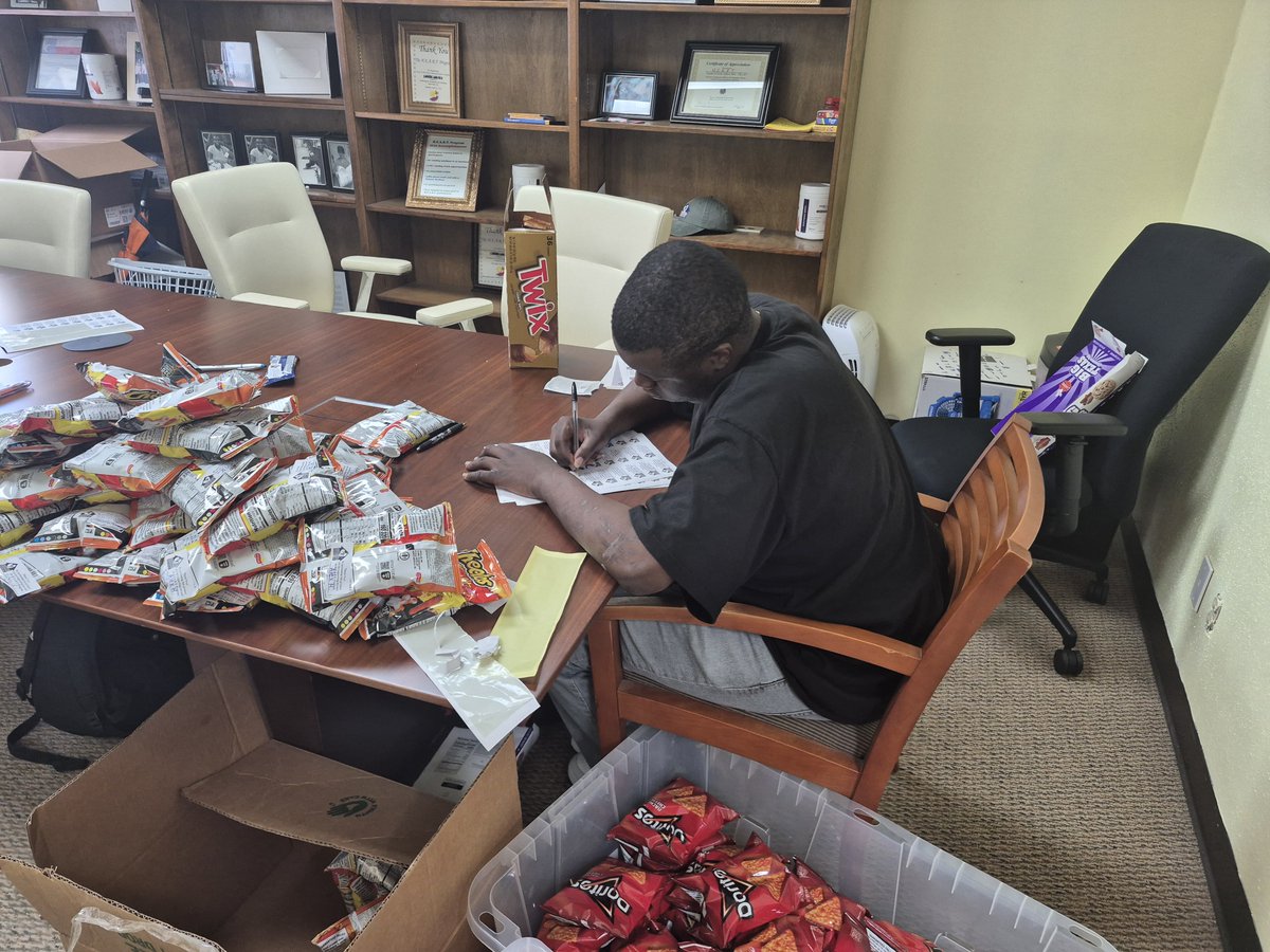 theheartprogram's tweet image. Trainees worked hard on our vending prep this morning! 
#TeamWork 
#VendingMachine 
#VendingPrep 
#SnackTime