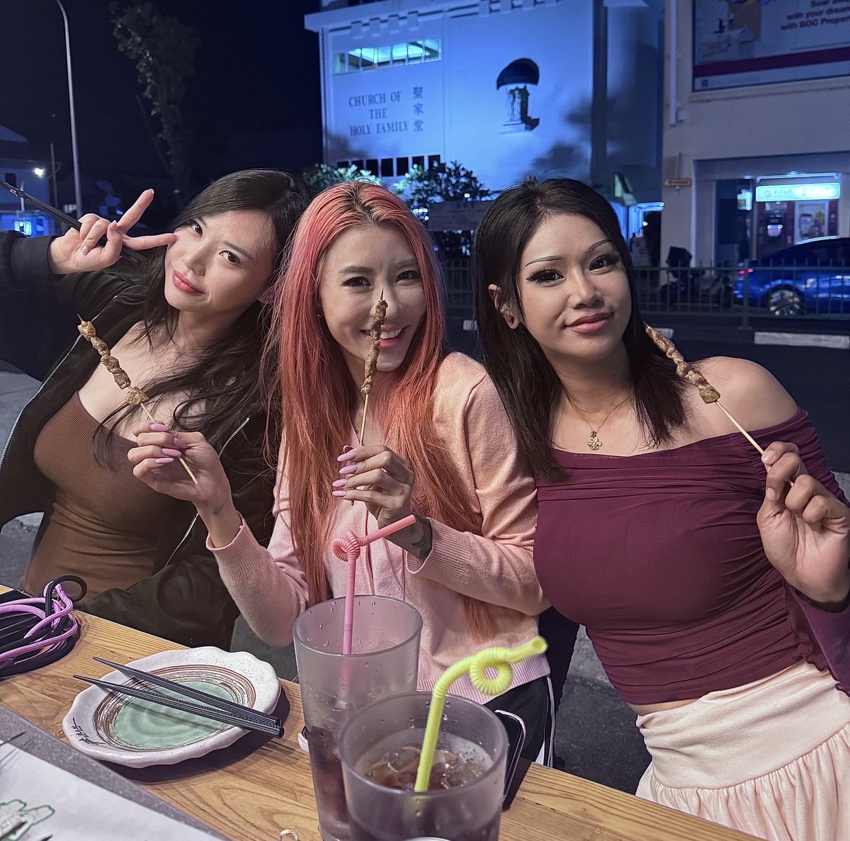 laserwhip666's tweet photo. so hungry after work 😅 @tamtaytion @krystalwang99 https://t.co/l3DZOh5Eh0