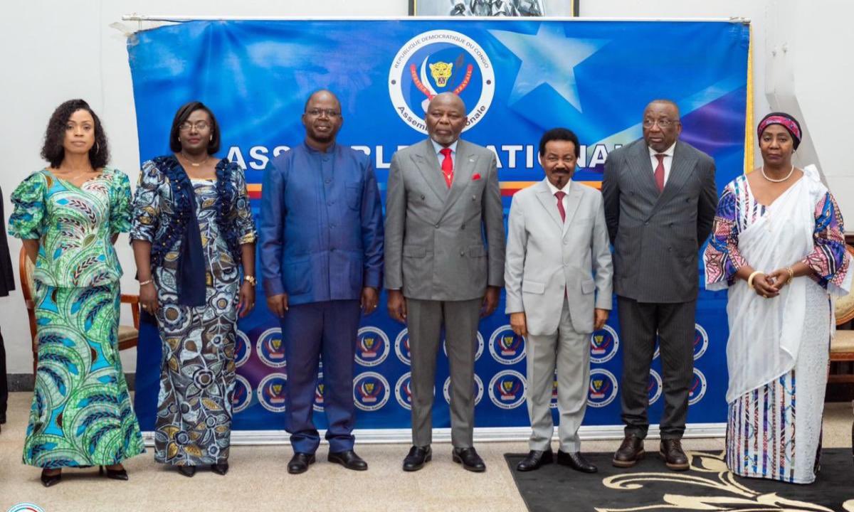 DBeledu's tweet image. #RDC ! Ces chiffres de salaires mensuels de membres du bureau de l’Assemblée Nationale qui font froid au dos : 

Président : 350.000 USD, 
1er Vice Président : 300.000 USD, 
2ème Vice Président 250.000 USD, 
Rapporteur 180.000 USD

Malgré ça on demande plus d’argent pour le…