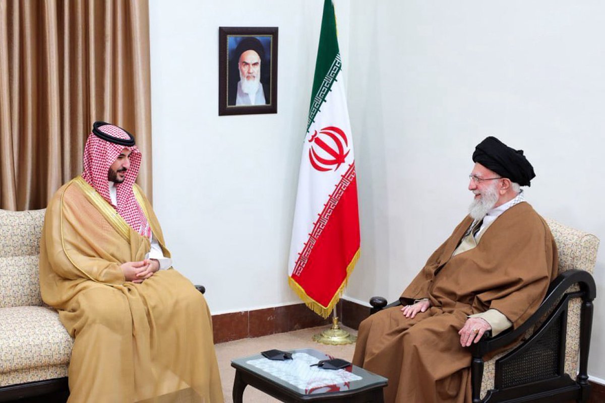 صورة بلا تحية للذباب الوسخ  الذي علق على مقابلة المرشد  لمحمد عبدالسلام وقالوا اين العلم  اليمني. ردوا على هذه الصورة واخبرونا  اين العلم السعودي..  قبحكم الله كم انتم حقراء