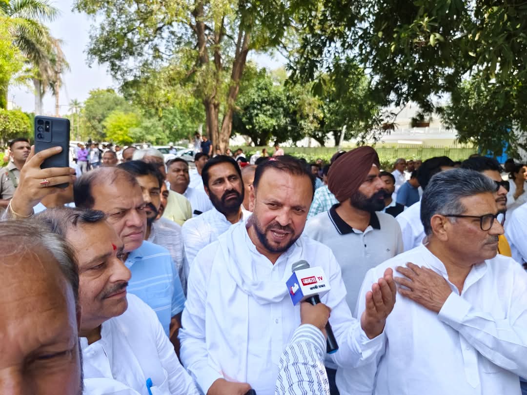 INCMlAGujjar's tweet photo. आज चंडीगढ़ में श्रीमती सोनिया गांधी जी और श्री @RahulGandhi जी पर ED की दुर्भावनापूर्ण कार्रवाई के खिलाफ @INCHaryana  के विधायकों और प्रदेश के शीर्ष नेतृत्व व कांग्रेस कार्यकर्ताओं द्वारा विरोध प्रदर्शन किया गया। ED की यह कार्रवाई सिर्फ़ राजनीतिक बदले की भावना ही नहीं, https://t.co/MP0ZOwu2Zr