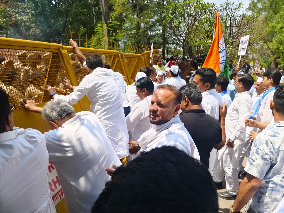INCMlAGujjar's tweet photo. बल्कि लोकतंत्र की जड़ों पर हमला है।
जो कांग्रेस अंग्रेजों के खिलाफ लड़ी, वही कांग्रेस आज भाजपा की तानाशाही से लड़ रही है। लेकिन कांग्रेस 
पार्टी डरने वाली नहीं है, अपने सत्य पर अडिग है। हम ये लड़ाई सड़क से लेकर सांसद तक लड़ेंगे। https://t.co/yoJtvkLPEe