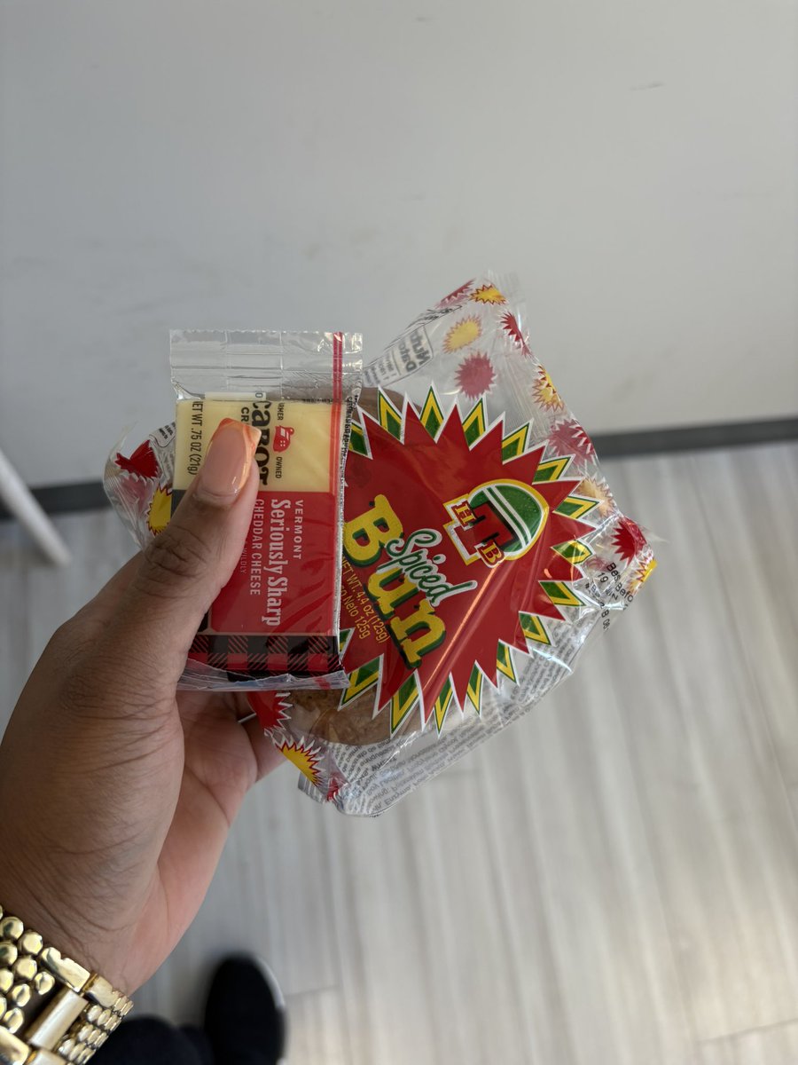 _annadonx's tweet photo. see unuh a complain bout bun and cheese but a this my company gimme- https://t.co/Vj5ryvVBWq