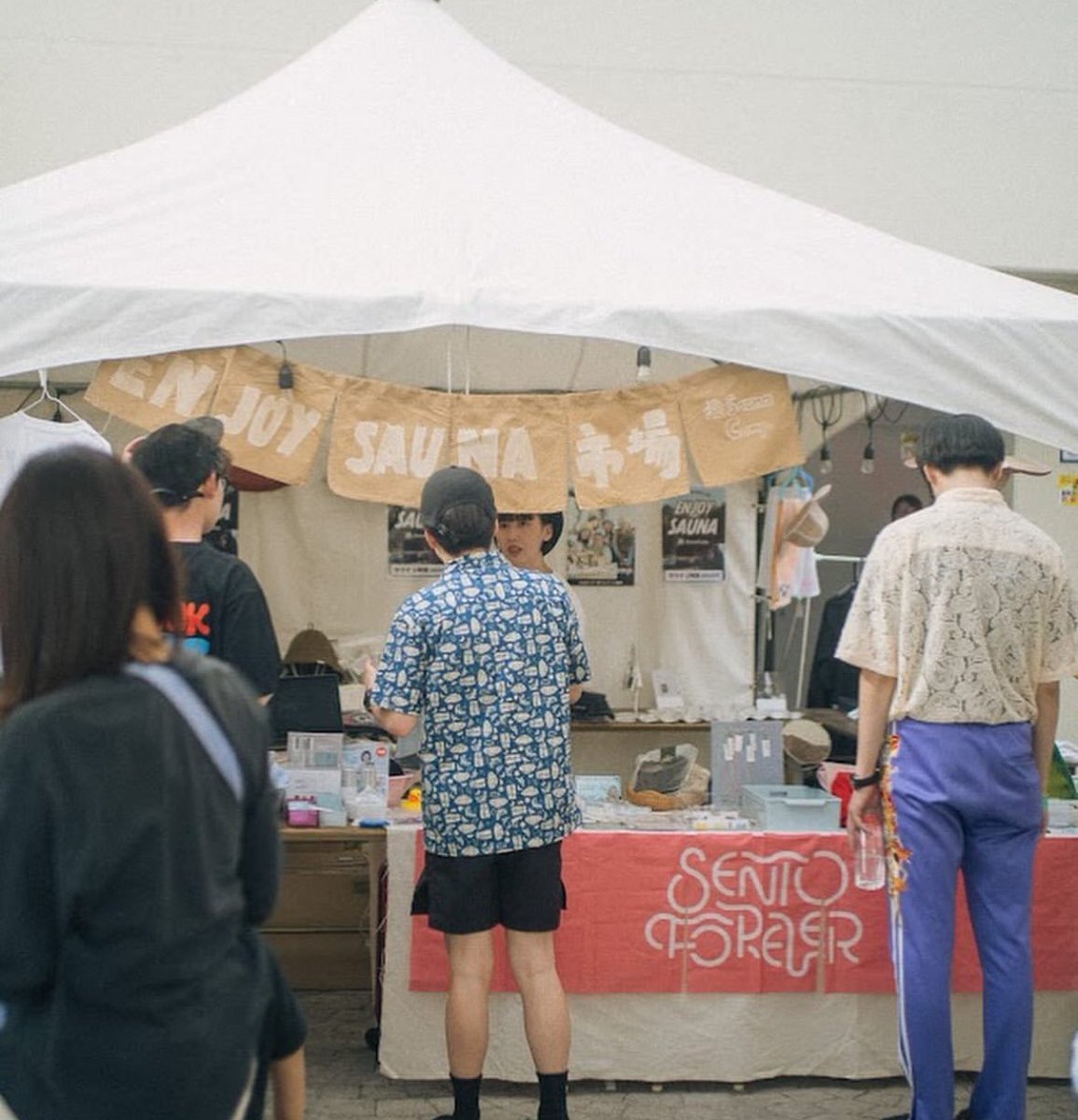 🔔 森道市場 2025に出店します！
「 ENJOY SAUNA by SaunaCamp. 」

遊園地エリアのプールロッカー２階テラスで水着で入れるテントサウナを開催！🎉
そしてサウナエリア入口の１階では
SENTO FOREVERの「ENJOY SAUNA市場 」を開催✨
#sentoforever #森道市場2025 #sauna #銭湯グッズ #サウナグッズ