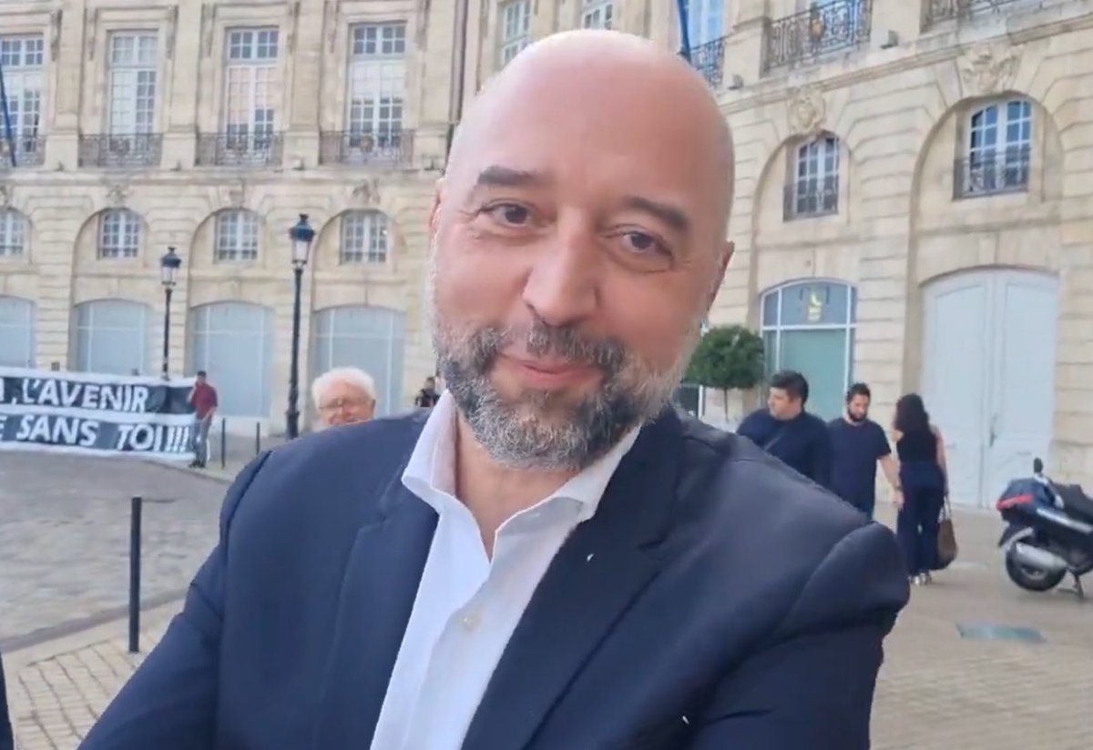 IanWalterFoote's tweet photo. @OliverKahn Effectivement dans ton starter pack il manque les billets pour convaincre l’autre énorme pelle à merde de Gérard Lopez. 
Ah au fait. On le déteste. On n’a jamais eu plus nul, absent et méprisable que cette tête d’abruti comme Président. Non mais regarde moi ce gland. https://t.co/vamwUqL4du