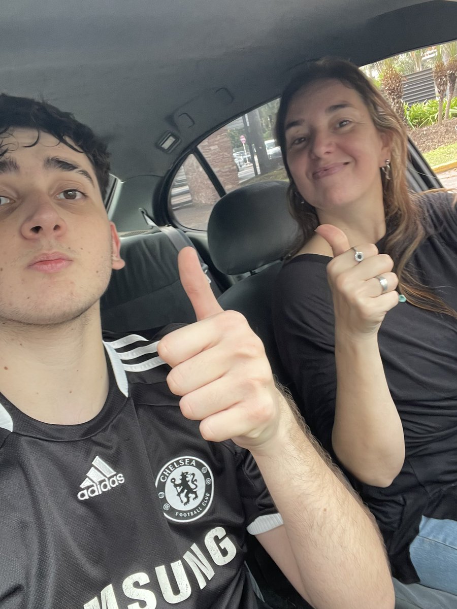 Vine a entrenar y me vino a buscar mi mamá.
Valoren a sus madres, son lo mejor que tenemos.
PD: con la del más grande de Londres, el que festeja ganar Champions, no pasar a semifinales.